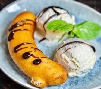 Banana Fritter with Ice Cream (香蕉油炸饼配冰淇淋)