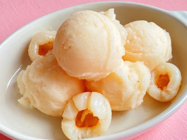 Lychees with Ice Cream (荔枝配冰淇淋)