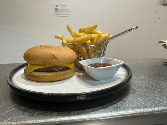 Kids Cheese Burger & Chips