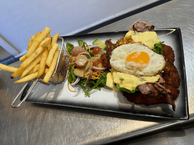 Schnitzel Benedict